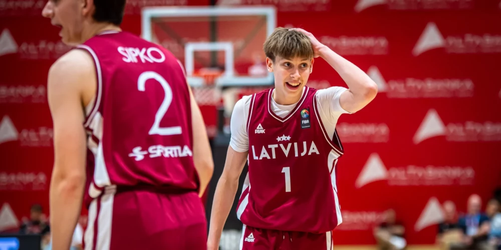 Valdis Valters (ar 1. numuru) spēlē pret Lietuvu bija U-18 izlases līderis. 
