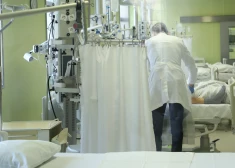 Sirmgalvji slimnīcas gultā nav vajadzīgi ne tuviniekiem, ne mediķiem: Latvija klusē par problēmu, ko nespēj atrisināt