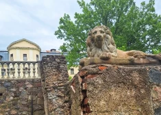 Draud nogāzties grota ar Krāslavas pils sargu – lauvu