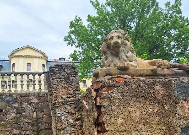 Draud nogāzties grota ar Krāslavas pils sargu – lauvu