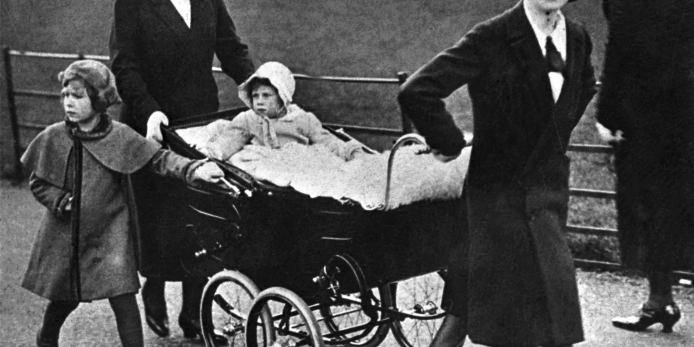 Princese Elizabete (pa kreisi) ar jaunāko māsu Mārgaretu un auklītēm.