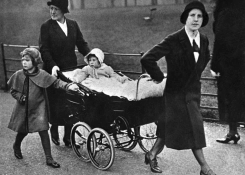 Princese Elizabete (pa kreisi) ar jaunāko māsu Mārgaretu un auklītēm.