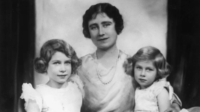Elizabete II ar māti un māsu (1930. gadi).