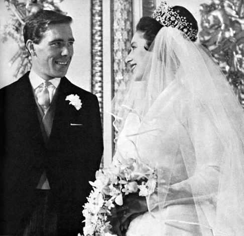 Princese Mārgareta ar vīru lordu Snoudonu savā kāzu dienā.