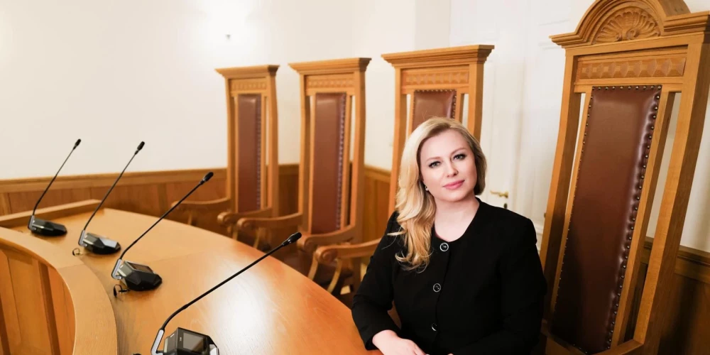 Satversmes tiesas priekšsēdētāja Irēna Kucina: “Satversmes grozīšana nav vienkārša, jo ir pat atsevišķi kodola panti, kuru mainīšanai nepieciešama tautas nobalsošana. Konstitūcija pati sevi sargā no radikālām pārmaiņām, kas lielai daļai sabiedrības nebūtu pieņemamas.” 