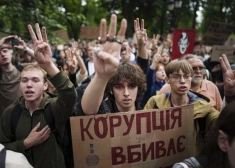 Ukrainas parlaments atceļ protestus izraisījušo lēmumu un atjauno pretkorupcijas institūciju neatkarību