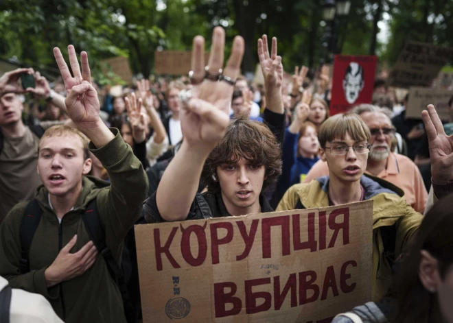 Ukrainas parlaments atceļ protestus izraisījušo lēmumu un atjauno pretkorupcijas institūciju neatkarību