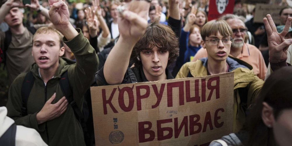 Участники акции протеста против закона, направленного против антикоррупционных учреждений, собрались у здания украинского парламента в Киеве.