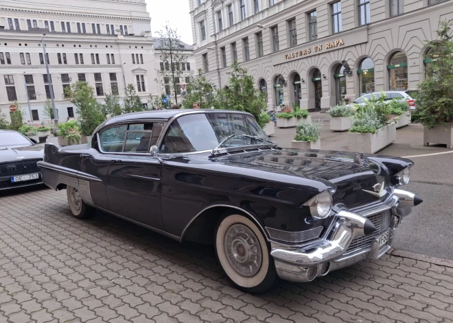 Īsts retums! Rīgas centrā manīta ļoti ekskluzīva automašīna