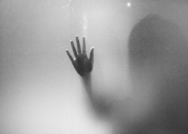 Ko runā tīmeklī? Latviešu X faili: vectēvs no aizsaules ieslēdza televizorā hokeju