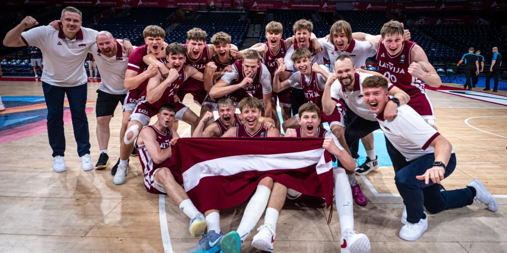Latvijas U-18 izlase priecājas pēc pusfināla sasniegšanas.