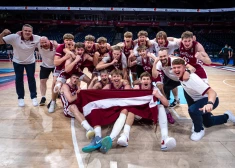 "Paldies, uzredzēšanos!" Milzu simpātijas gūst Latvijas U-18 izlases spēles komentētāja latviešu valodas prasmes