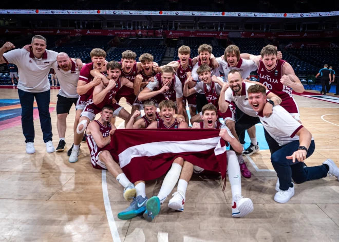 "Paldies, uzredzēšanos!" Milzu simpātijas gūst Latvijas U-18 izlases spēles komentētāja latviešu valodas prasmes