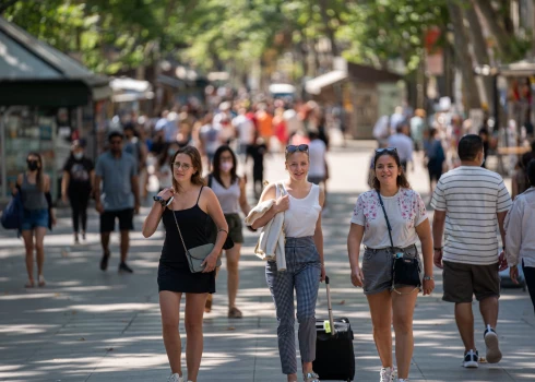  Spānijas "Las Ramblas" — vairāk nekā kilometru gara promenāde Barselonas centrā. 