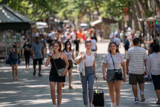 Spānijas "Las Ramblas" — vairāk nekā kilometru gara promenāde Barselonas centrā.