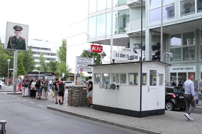 "Checkpoint Charlie" Berlīnē.