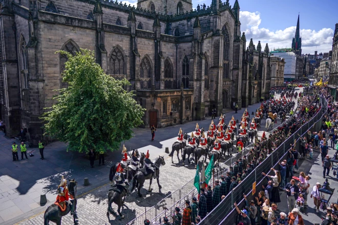 "Royal Mile" - Skotijā, kad tika atzīmēta Lielbritānijas karaļa Čārlza un viņa sievas karalienes Kamilas kronēšana.