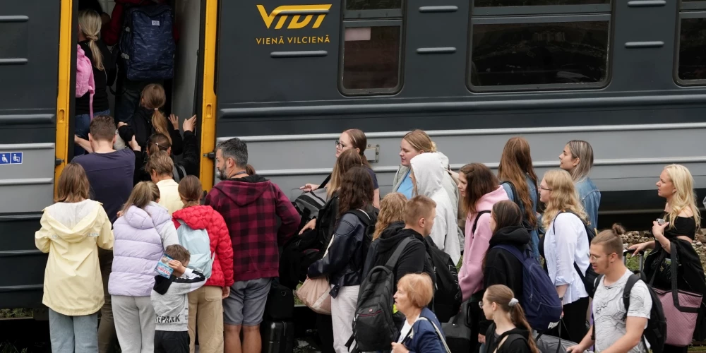 Cilvēki uz perona Rīgas Centrālajā dzelzceļa stacijā.