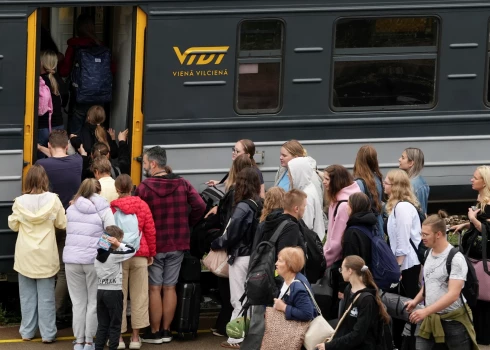 Cilvēki uz perona Rīgas Centrālajā dzelzceļa stacijā.
