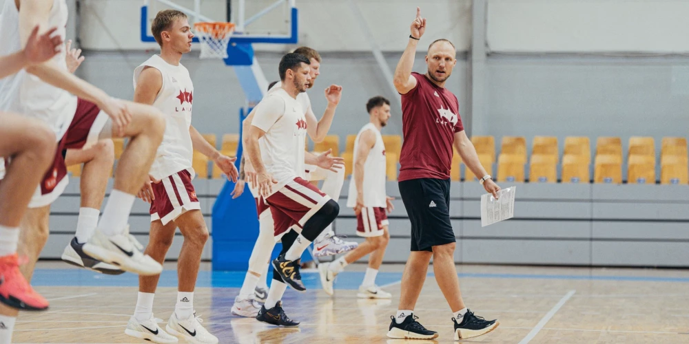 Oskars Ernšteins (vidū) dod norādes Latvijas izlases basketbolistiem.