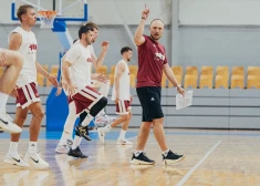 Starp zinātni, praksi un teoriju. Oskars Ernšteins sniedz niansētu ieskatu, kā Latvijas izlases basketbolisti gatavojas “EuroBasket 2025”