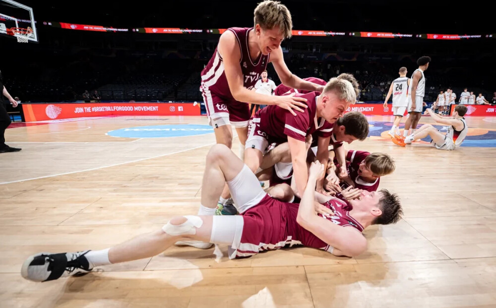 Kurucs atteicās braukt uz slimnīcu un gāja laukumā, U-18 izlases treneris Razumovskis atklāj sava padotā pašaizliedzību