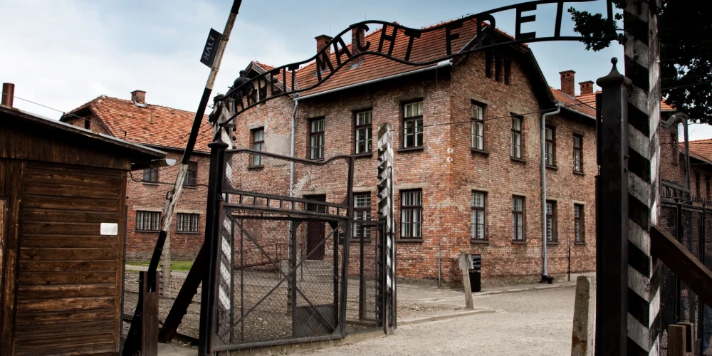 Ворота лагеря с надписью "Труд освобождает" (Arbeit macht frei). Эта немецкая фраза была обманом.