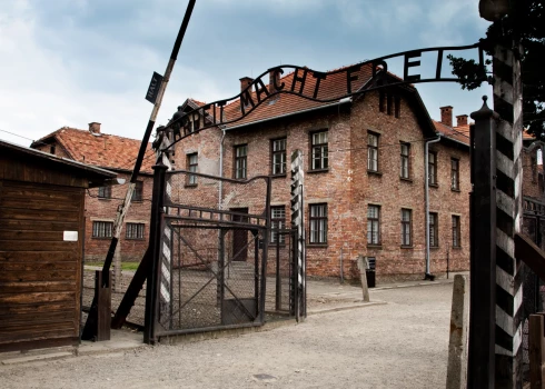 Ворота лагеря с надписью "Труд освобождает" (Arbeit macht frei). Эта немецкая фраза была обманом.