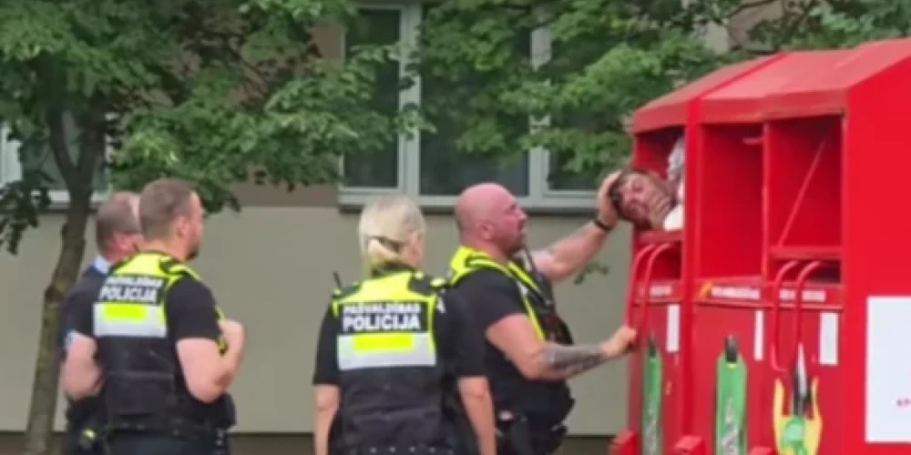 Jelgavā bariņam pašvaldības policistu no tekstilizstrādājumu konteinera nācās ārā ķeksēt kādu pārlieku iereibušu modes švītu. 