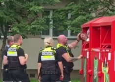Jelgavā iestrēgst tekstilkonteinerā, Jūrmalā dzenas pakaļ nepilngadīgam ārzemniekam, atkritumu urnas gliemežiem: kriminālā province