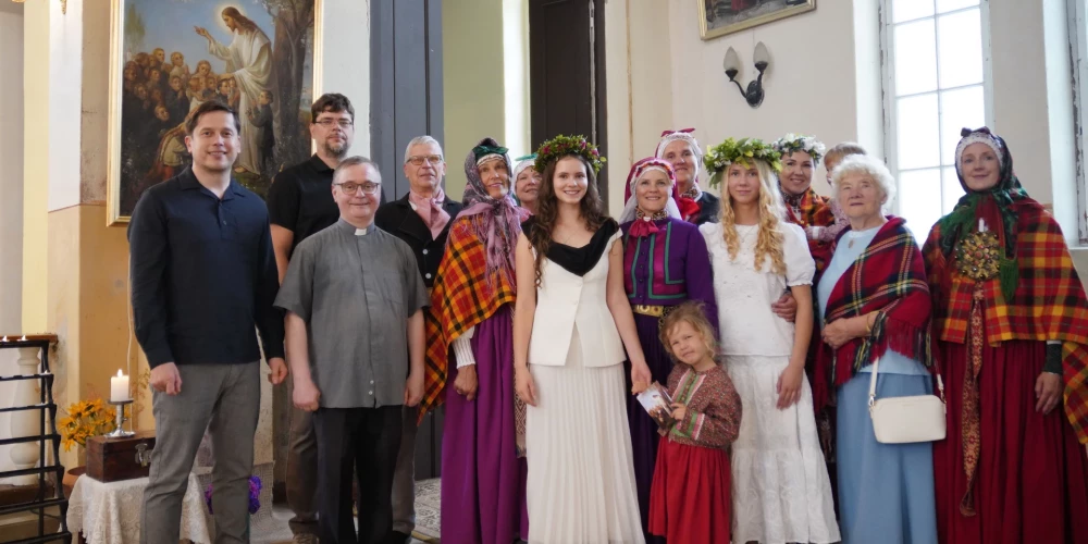 Pirms gada, pēc priestera Vjačeslava Bogdanova uzaicinājuma apsekojot Gudenieku Svētā Jāņa Kristītāja Romas katoļu baznīcu Kuldīgas novadā, Mārtiņš (otrais no kreisās, melnā kreklā) kopā ar mēbeļu restauratoru Aigaru Pilenieku pie ieejas durvīm pamanīja gleznu – noputējušu un nosmērētu.