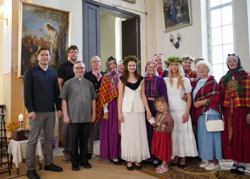 Pirms gada, pēc priestera Vjačeslava Bogdanova uzaicinājuma apsekojot Gudenieku Svētā Jāņa Kristītāja Romas katoļu baznīcu Kuldīgas novadā, Mārtiņš (otrais no kreisās, melnā kreklā) kopā ar mēbeļu restauratoru Aigaru Pilenieku pie ieejas durvīm pamanīja gleznu – noputējušu un nosmērētu.