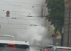 VIDEO: Rīgā uz Brīvības ielas manīts pamatīgs sadūmojums. Likumsargi skaidro nelaimes cēloni