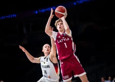 Lūzums bezcerīgajā spēlē un optimālā sastāva atrašana: kas palīdzēja Latvijas U-18 izlasei aizspēlēties līdz pusfinālam?