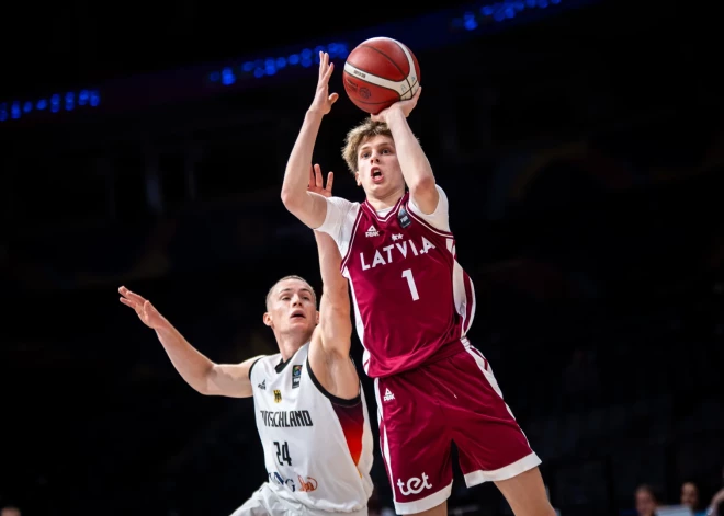 Lūzums bezcerīgajā spēlē un optimālā sastāva atrašana: kas palīdzēja Latvijas U-18 izlasei aizspēlēties līdz pusfinālam?