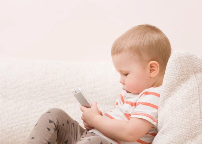 Mazi bērni no viedtālruņiem jātur pa gabalu, liek domāt pētījums