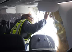 Бортпроводники подали в суд на компанию Boeing, у самолета которой оторвалась во время полета часть фюзеляжа