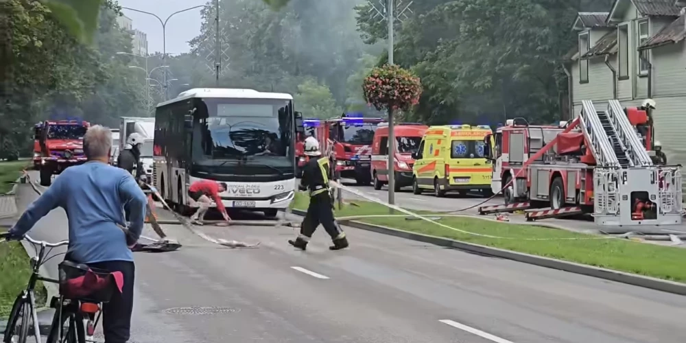 Blakus Aspazijas mājai Jūrmalā piektdien izcēlies plašs ugunsgrēks. 