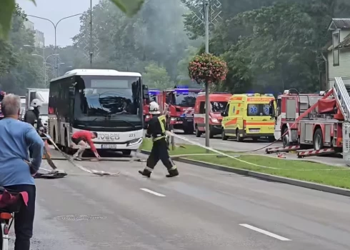 Blakus Aspazijas mājai Jūrmalā piektdien izcēlies plašs ugunsgrēks. 