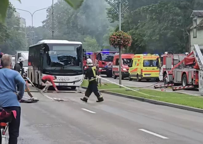 Blakus Aspazijas mājai Jūrmalā piektdien izcēlies plašs ugunsgrēks