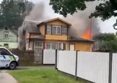 ВИДЕО: рядом с домом Аспазии в Юрмале в пятницу вспыхнул крупный пожар