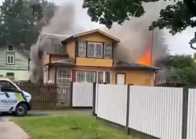 ВИДЕО: рядом с домом Аспазии в Юрмале в пятницу вспыхнул крупный пожар