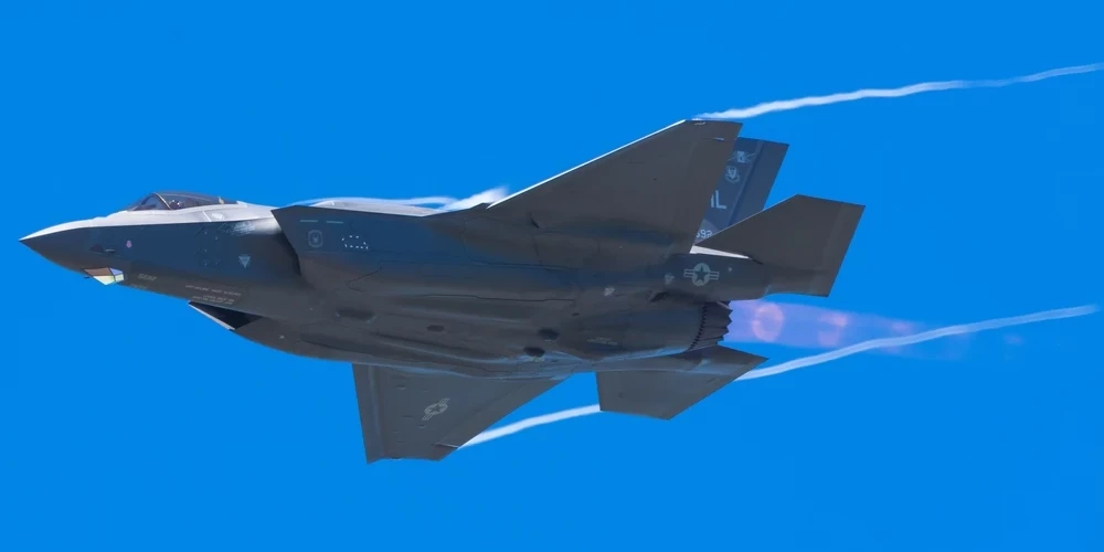 Многофункциональный истребитель, защищающий воздушное пространство, Lockheed Martin F-35 Lightning II, произведенный в США, представляет собой однодвигательный легкий боевой самолет. 