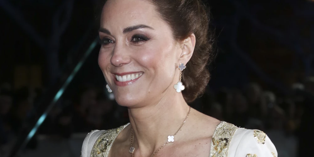 Princese Ketrīna (tolaik vēl Kembridžas hercogiene) 2020. gadā apmeklēja “BAFTA” balvu ceremonijas vakaru un bija rotājusies ar 6300 sterliņu mārciņu vērtiem dizianeru radītiem āboliņlapu auskariem.