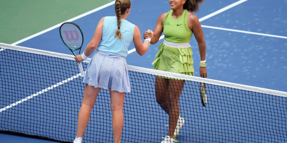 Aļona Ostapenko apsveic Naomi Osaku ar uzvaru (foto: Scanpix / AP)