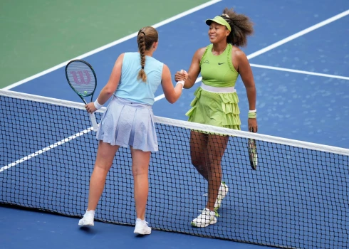 Aļona Ostapenko apsveic Naomi Osaku ar uzvaru (foto: Scanpix / AP)