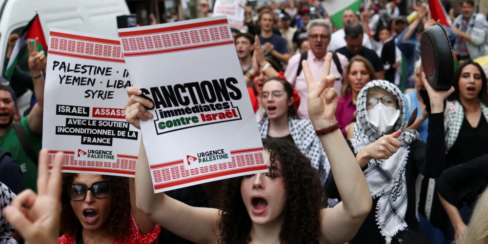 Parīzes ielās valda palestīniešu atbalstītāji, kuri par viņu teroristiem un sagrābtajiem ķīlniekiem pat neiepīkstas (foto: Scanpix / Reuters)