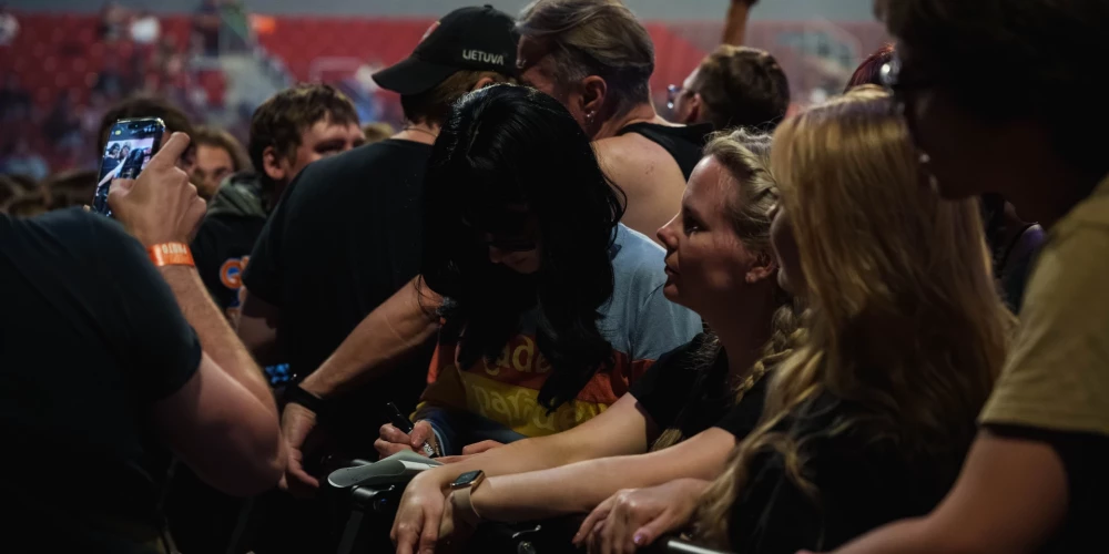 1. augustā "Arēnā Rīga" pirmo reizi uzstājās amerikāņu roka leģendas "Queens of the Stone Age". Šis bija unikāls piedzīvojums, kas satricināja prātu un sirdi ar intensīvu, smagu, bet melodisku skanējumu, kas raksturo grupas daudzdimensionālo stilu. Koncerta īpašais viesis - "So Good".