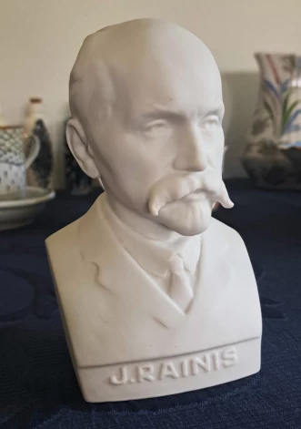 Porcelāna figūriņa “Rainis” (Rīgas porcelāna un fajansa fabrika, pagājušā gadsimta piecdesmitie gadi, 9x15 cm) no Teo Ralfa Jēkabsona kolekcijas.