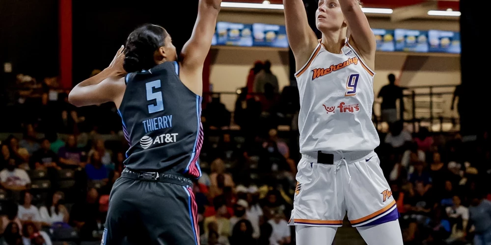 Kitija Laksa uzbrukumā pret Teilori Tjeriju.